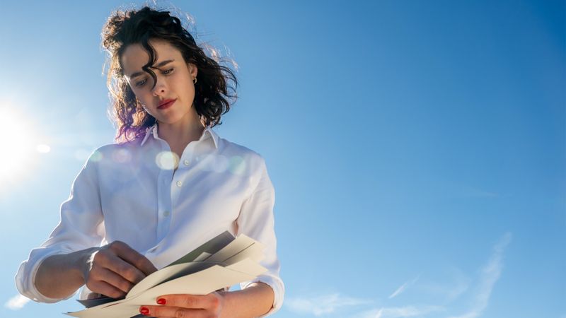 Honey Don't! Backdrop Image